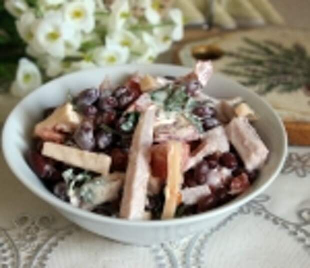 Салат с копченым мясом, сыром  и фасолью