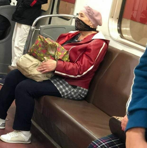 бабушка в маске с сеткой
