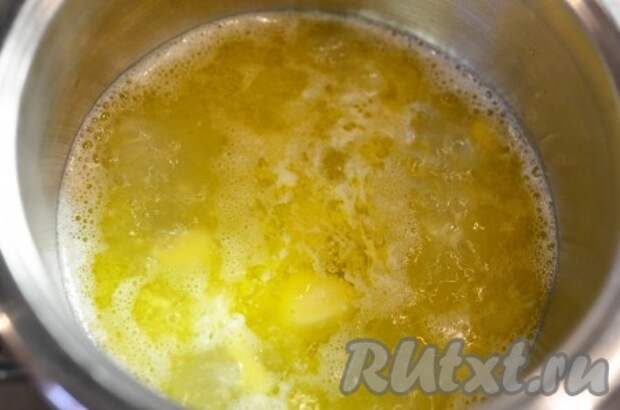 Налейте в кастрюлю воду, добавьте масло, щепотку соли и доведите до кипения. 