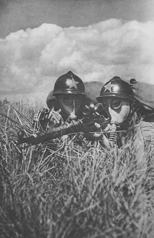 Снайперский расчет отражает «химическую атаку» противника. Маневры 1934 г., СССР.gunsandposes:Red Army chemical warfare training in the Soviet Union, 1934. (via)