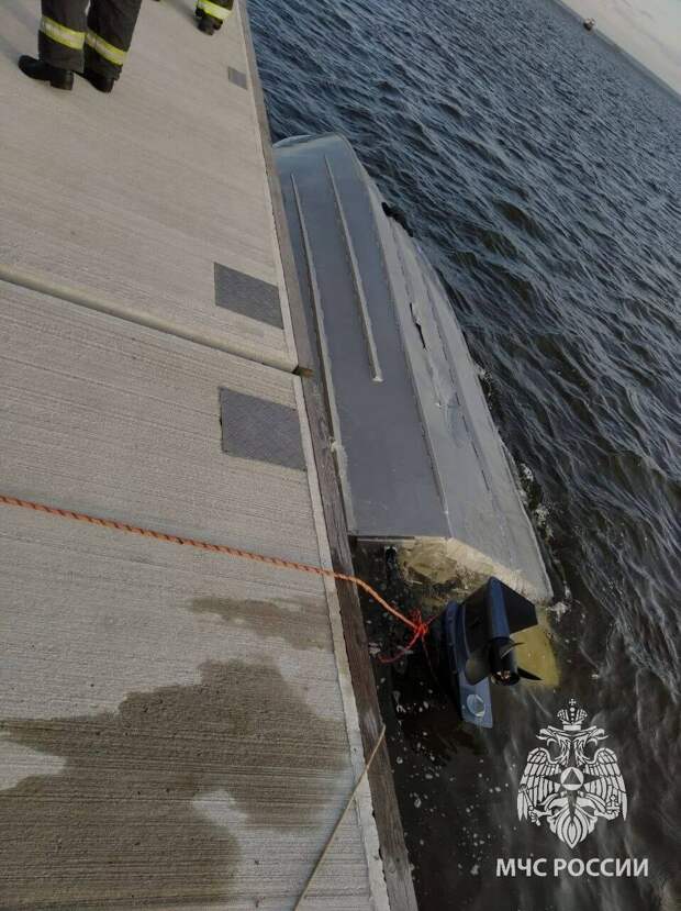 На Волге в Казани лодка с людьми влетела в пирс и перевернулась, одного человека ищут