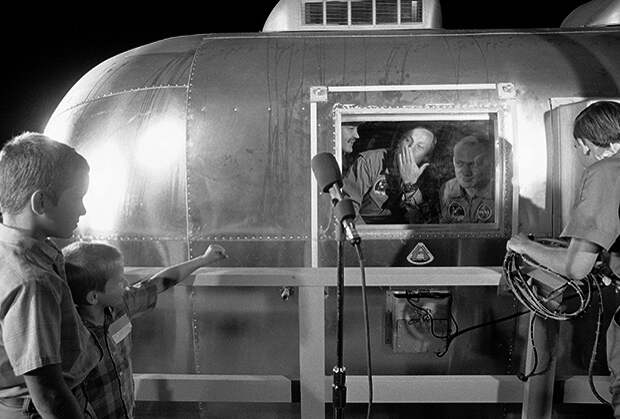 Астронавт Нил Армстронг посылает воздушный поцелуй своим сыновьям из карантина в Хьюстоне после возвращения с Луны, 27 июля 1969 года