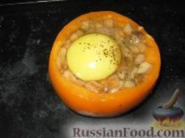 Фото приготовления рецепта: Яичница с ветчиной и грибами в помидоре - шаг №5