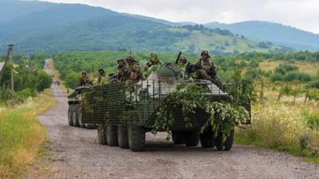 Украинские военные патрулируют местность возле Мукачево. Архивное фото.
