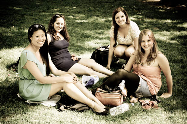 Edna, Kate, Ashley, and Julika in Paris Picnic