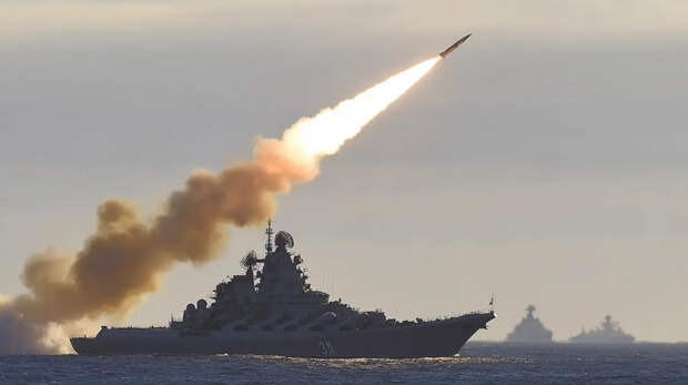 Через Ормузский пролив пошли корабли-зомби: как им это удается