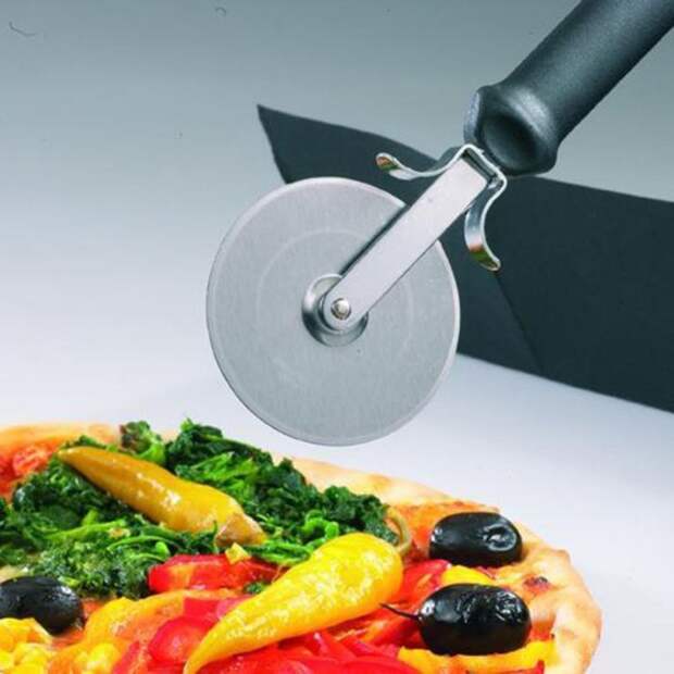 Ножом для пиццы также удобно нарезать и овощи.