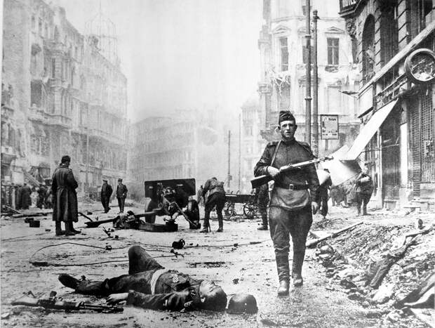 Падение Берлина на фотографиях весны 1945 года (9)