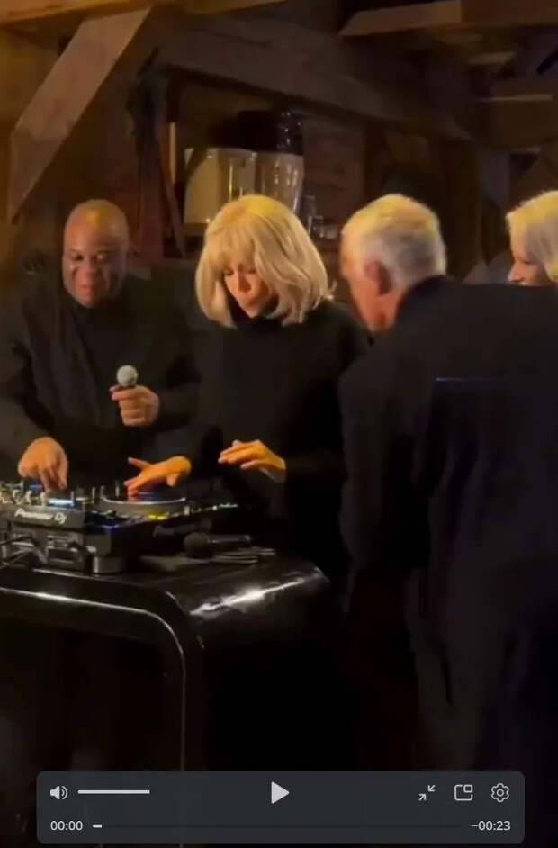 У Эммануэля Макрона что-то с глазом