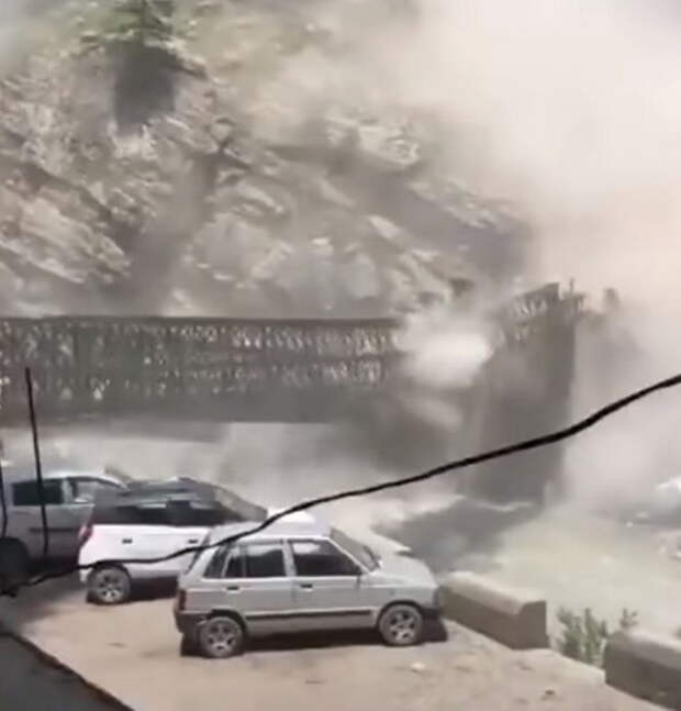 Индия: Мост в Химачале разрушен скатившимися с холма валунами, 9 туристов погибли