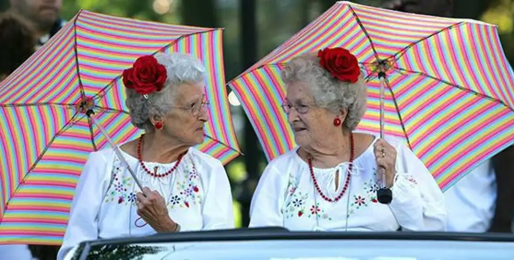 День бабушек во франции. Национальный день бабушек во Франции. Пенсионеры во Франции. Старые британские бабушки. Активная старушка.