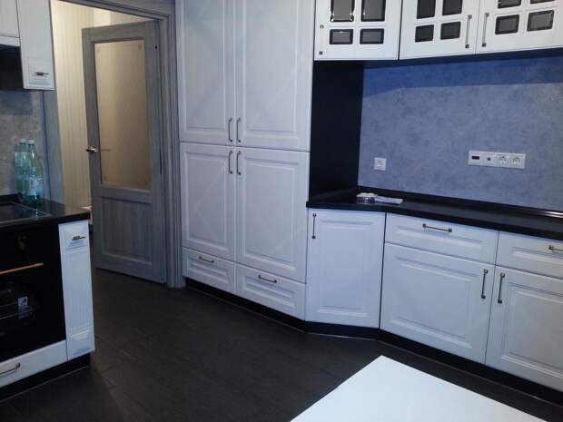 Белая просторная кухня, два холодильника на кухне