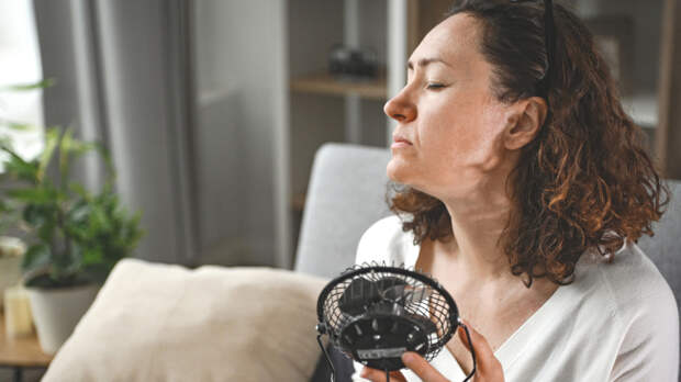 Приливы при климаксе: как избавиться и облегчить симптомы