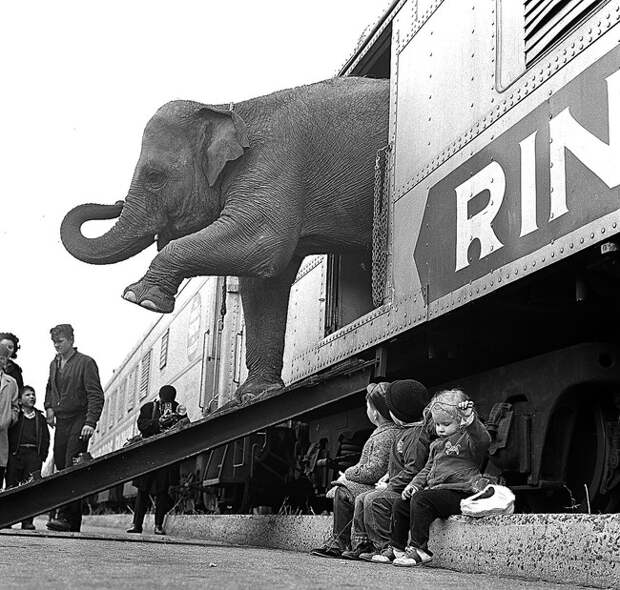 Behind-The-Historical-Photos10