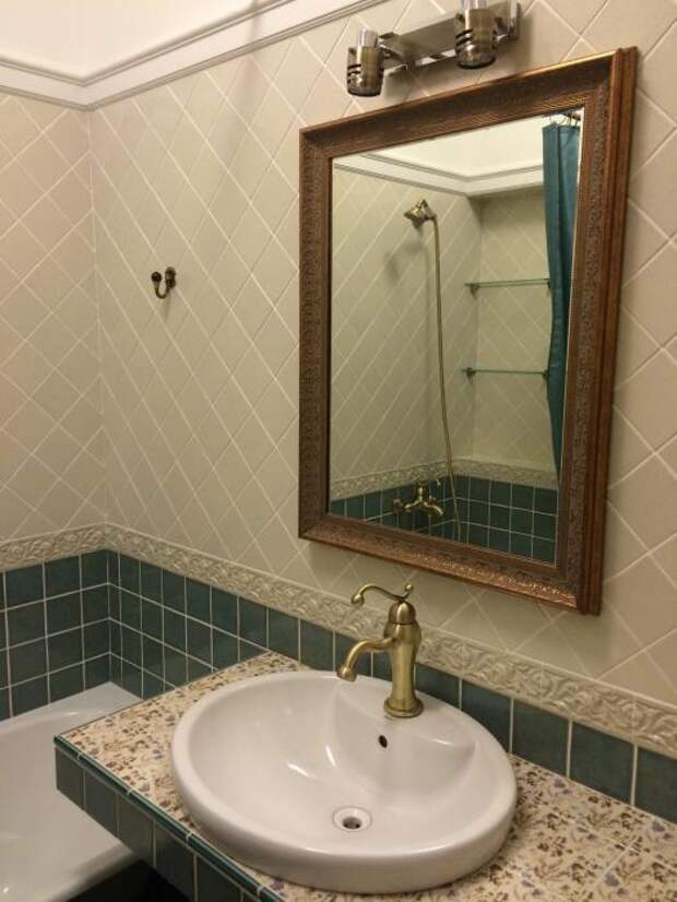 Бронзовый смеситель в ванную, зеркало в раме