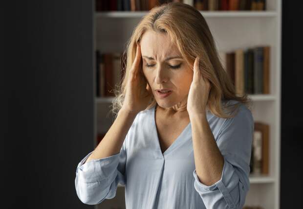 Как справиться с мигренью: врач назвала простой способ облегчения боли