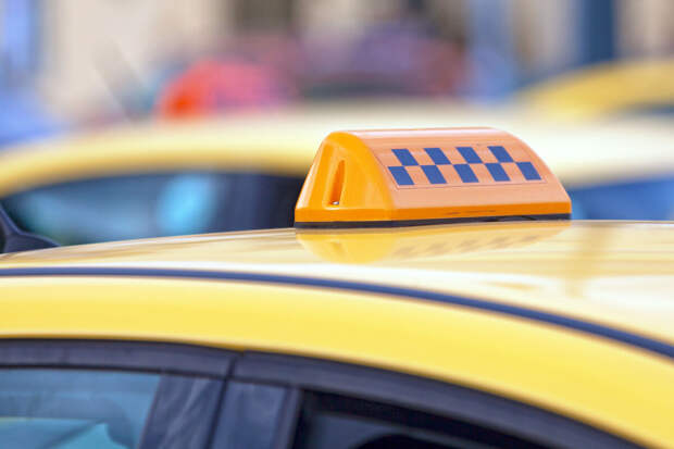 OC: в китайском Ухане 100 беспилотных такси вышли из строя на полтора часа