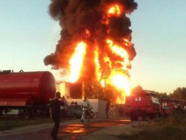 Пожар на нефтебазе под Киевом практически потушен после взрыва 5 цистерн (фото, видео) Пожар на нефтебазе под Киевом практически потушен после взрыва 5 цистерн (фото, видео)