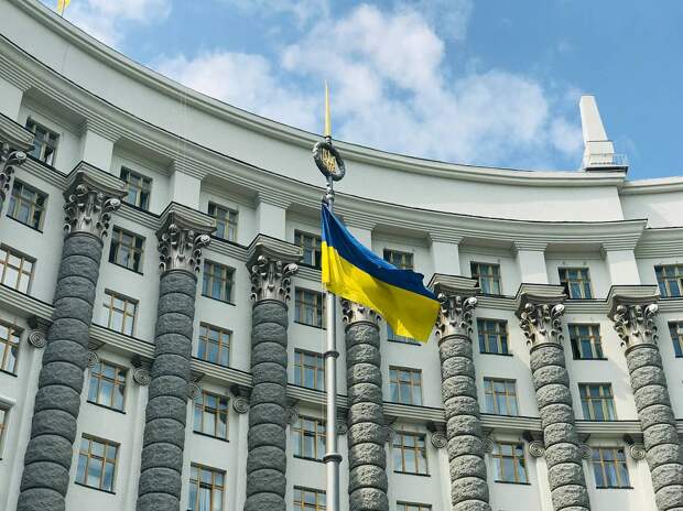Правительство Украины отказалось повысить зарплаты учителей из-за ВСУ