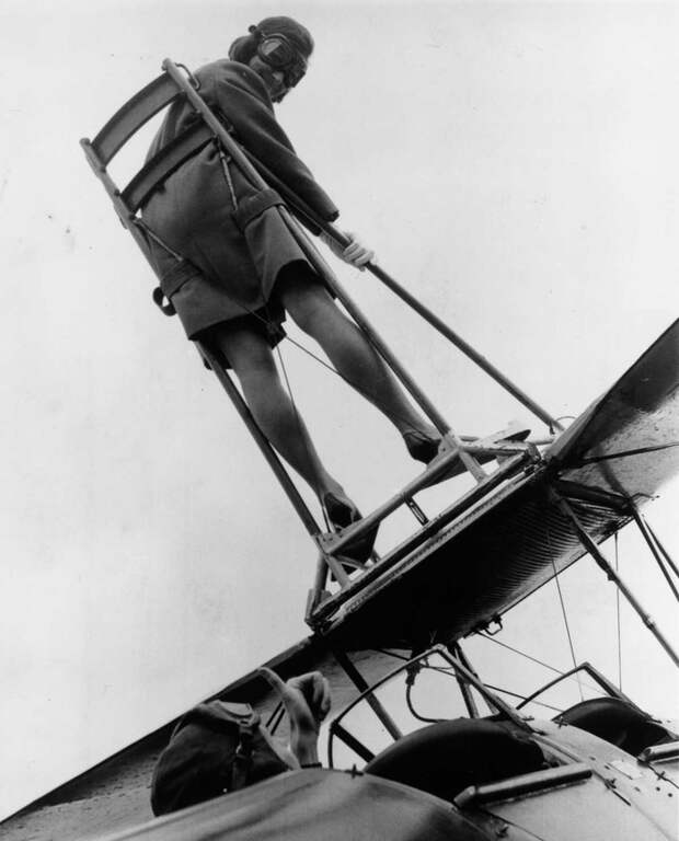 22 мая 1968 года. Мойра Бойд на крыле биплана Tiger Moth в авиаклубе Уикомб.