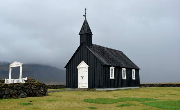 Церковь у вулкана Снайфельдс, вдохновившего Жюля Верна на написание романа «Путешествие к центру Земли» Церковь у вулкана Снайфельдс, вдохновившего Жюля Верна на написание романа «Путешествие к центру Земли»