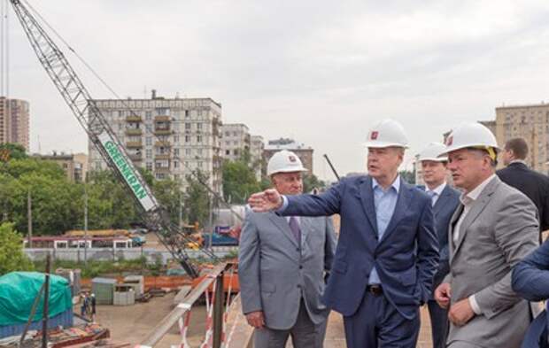 По словам Собянина, реконструкция Волоколамского путепровода завершится к концу года