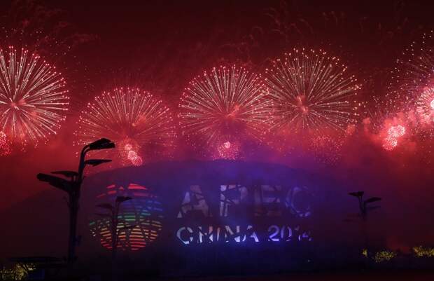 Фейерверк в рамках музыкально-светового шоу для участников форума АТЭС на Пекинском национальном стадионе