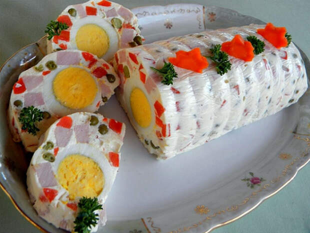 Праздничный салат-желе с овощами, ветчиной