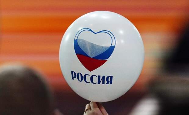 Воздушный шарик в руке журналистки
