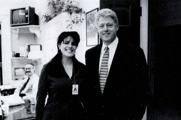 Стажерка Моника Левински и президент США Билл Клинтон.jpg