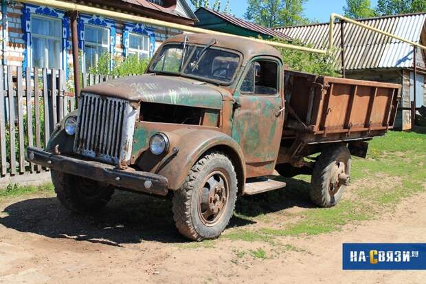 ГАЗ-51 (самая массовая грузовая модель 50-70-х — 3,5 млн экземпляров) и ГАЗ-52 (с 1966 по 1993 годы выпущено около 1 млн машин). А вот третью модель признать не могу: возможно, самодельная машина. Автомобили СССР, ретро авто