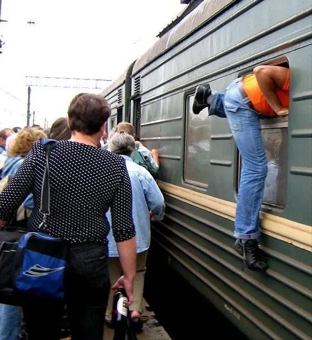 Около пятисот фотографий поезжайте в город пара. Люди заходят в вагон поезда. Человек заходит в вагон. Люди заходят в поезд.