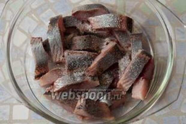 Посыпать первый слой из селёдки перцем и сахаром (1 ч. л. с верхом).