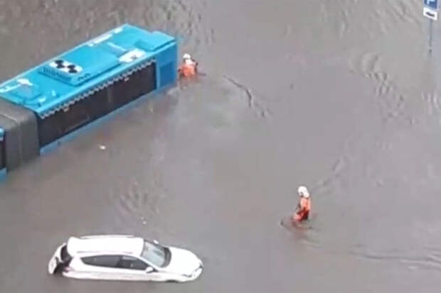Десять человек спасли из затопленных ливнем автобусов на север Москвы