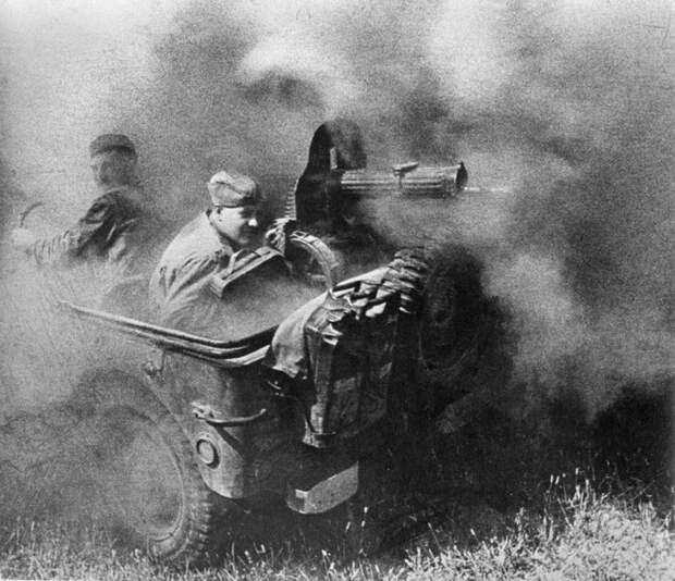 На снимке Анатолия Егорова, получившего ранение на войне, командир расчета станкового пулемета Степан Васильевич Овчаренко открывает огонь по врагу. 