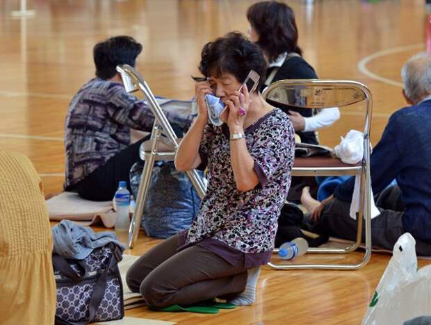 Десятки тысяч людей остаются в центрах эвакуации