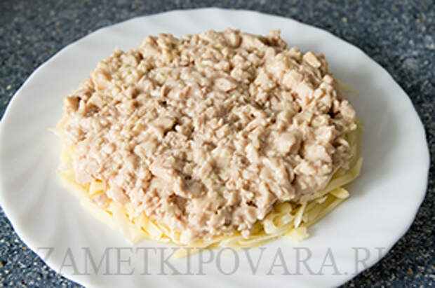 Салат с печенью трески и солеными огурчиками