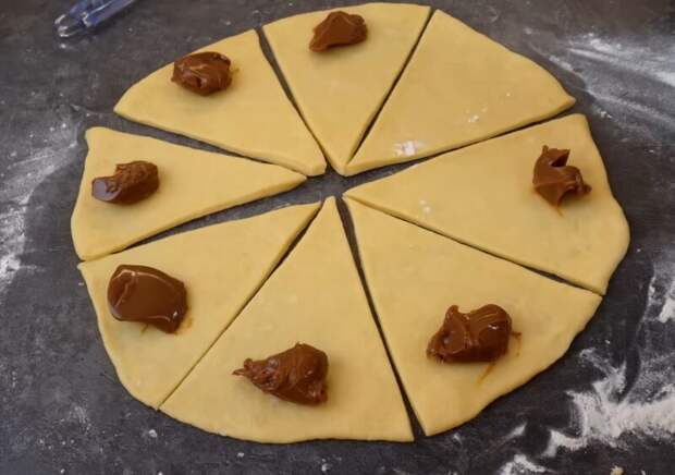 Рецепт теста, которое превратит обычные рогалики в семейную легенду — гости умоляют поделиться секретом!