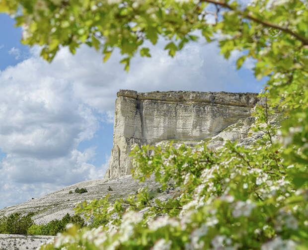 В поисках Ситцевого дворца, целебной воды и петроглифов: паломнические поездки по Крыму в марте