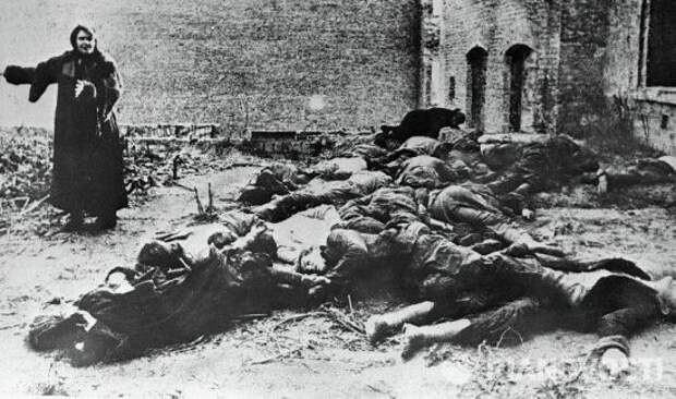 Во дворе гестапо остались трупы расстрелянных жителей и солдат