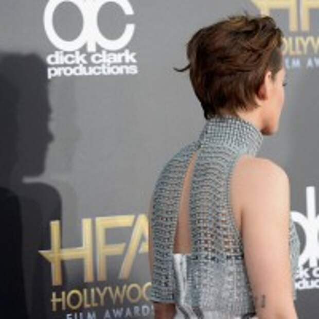Kristen Stewart Boyish Short Haircut, Blue Eyes Makeup and thin lips