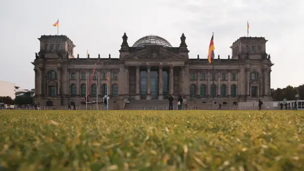 Главе Минфина ФРГ предрекли появление флага России над Рейхстагом