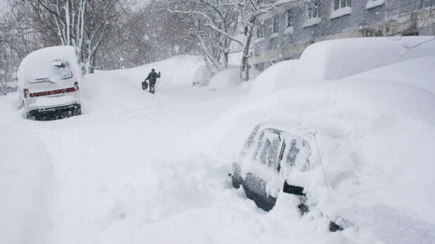 На Камчатке из-за упавшего с крыши снега погиб человек