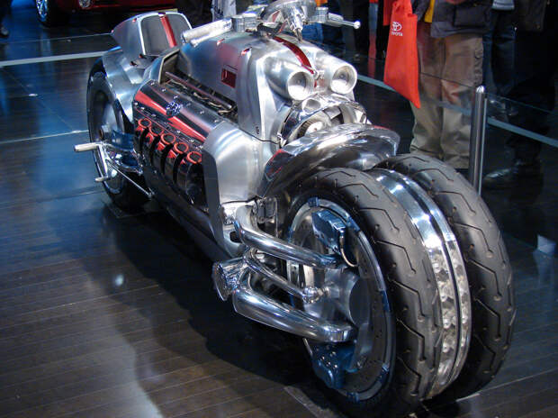 Dodge Tomahawk. Максимальная скорость мотоцикла — 468 км/час. Однако производитель заявляет, что теоретически Dodge Tomahawk способен достигнуть скорости в 613 км/час. (Dagwald)