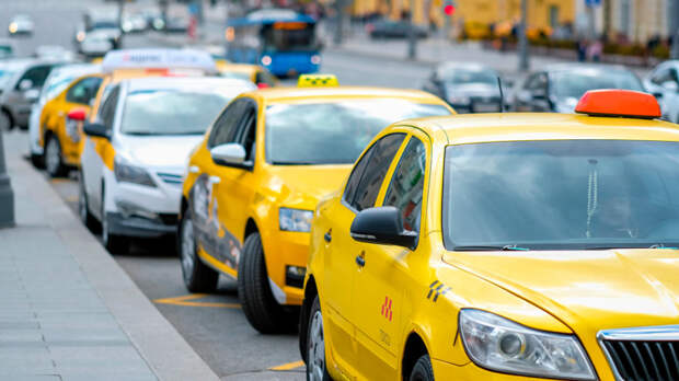 Ценам на поездки в такси прогнозируют рост: почти треть таксопарков в крупных городах могут уйти с рынка