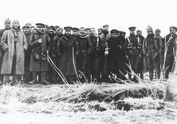 13. Солдаты с обеих воюющих сторон позируют для снимка во время спонтанного перемирия в честь Рождества. 1914 год, Первая мировая война. 13. Солдаты с обеих воюющих сторон позируют для снимка во время спонтанного перемирия в честь Рождества. 1914 год, Первая мировая война. история, неизвестные фото, фото