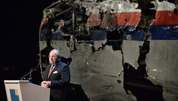 Председатель Совета безопасности Нидерландов Тьиббе Йустра представляет доклад об обстоятельствах гибели лайнера Boeing 777 Malaysia Airlines