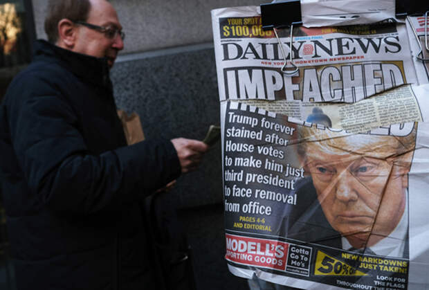 Обложка газеты Daily News с портретом президента США Дональда Трампа на следующий день после объявления ему импичмента палатой представителей