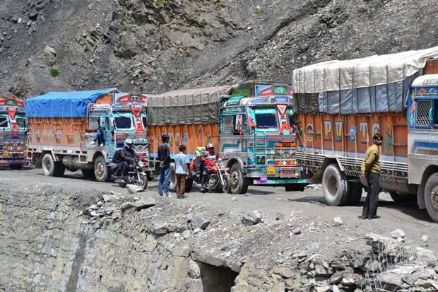 the-most-dangerous-road-in-india-artnaz-com-10
