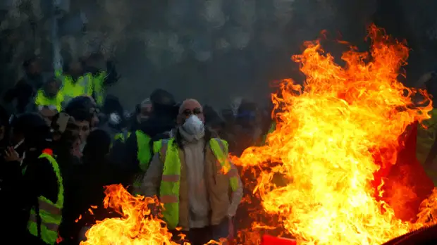 Во Франции участники движения «жёлтые жилеты» ворвались в полицейский участок